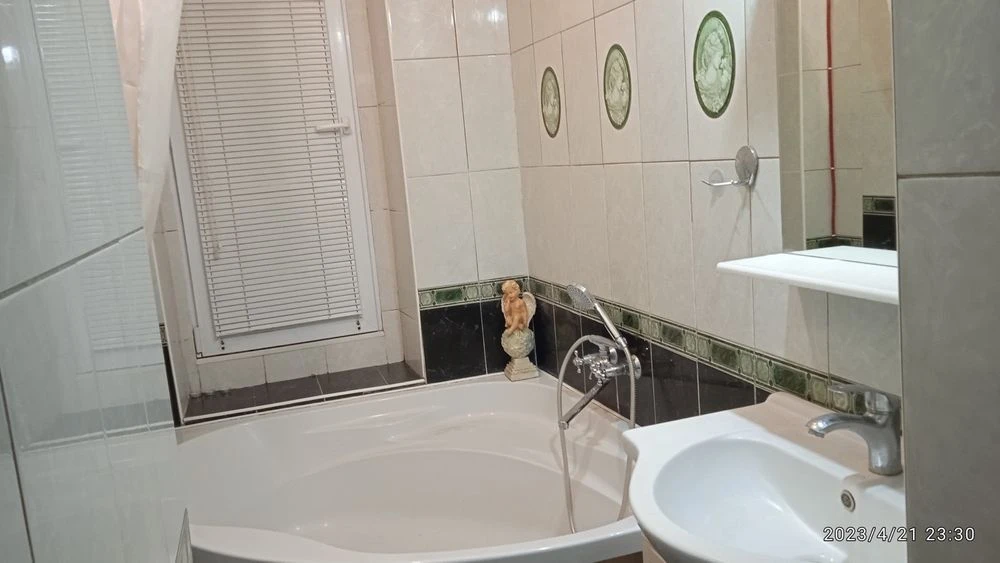 I will sell 2 rooms on KhTZ 35 from the owner (kitchen - studio)
