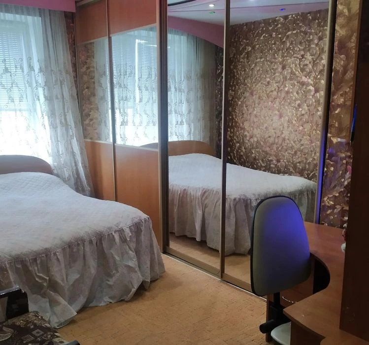 I will sell 2 rooms on KhTZ 35 from the owner (kitchen - studio)