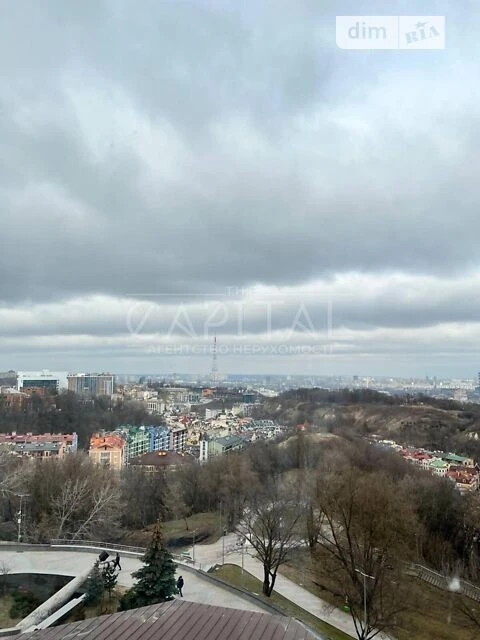 Sale of 4-room apartment 200 sq. m on Velyka Zhytomyrska Street 20A