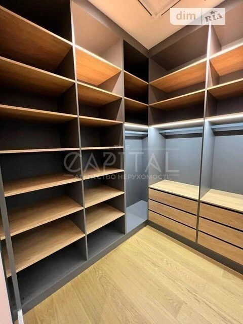 Sale of 4-room apartment 200 sq. m on Velyka Zhytomyrska Street 20A