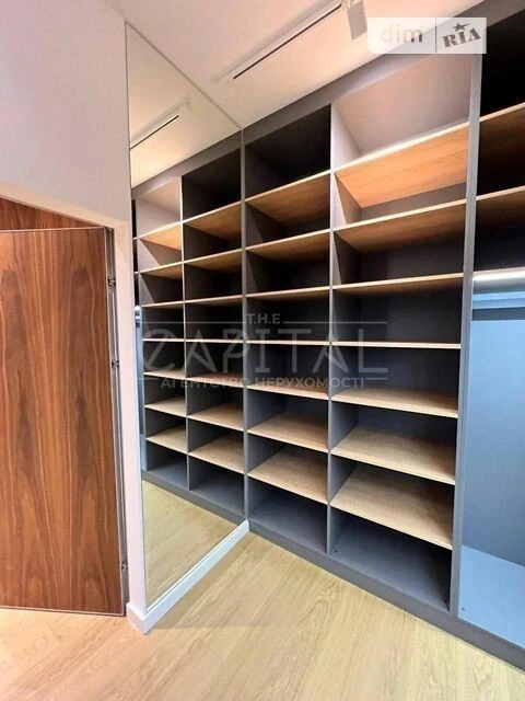 Sale of 4-room apartment 200 sq. m on Velyka Zhytomyrska Street 20A