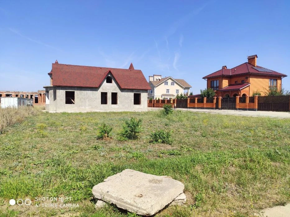 Собственник!!  продам участок земли угловой , охраняемая тер