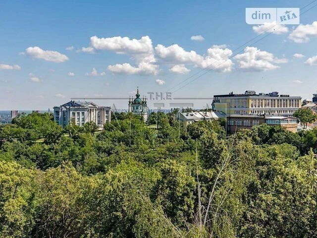Продаж 1к квартири 72 кв. м на вул. Велика Житомирська 16 •