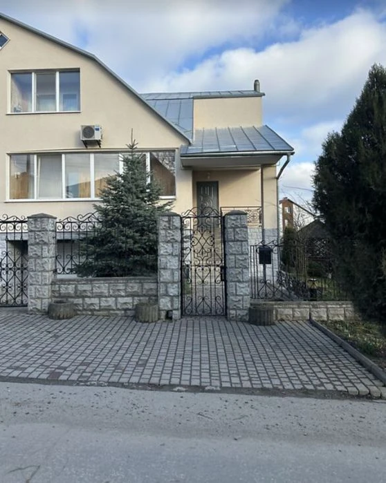 Затишний, якісно збудований будинок. Доглянута територія 344