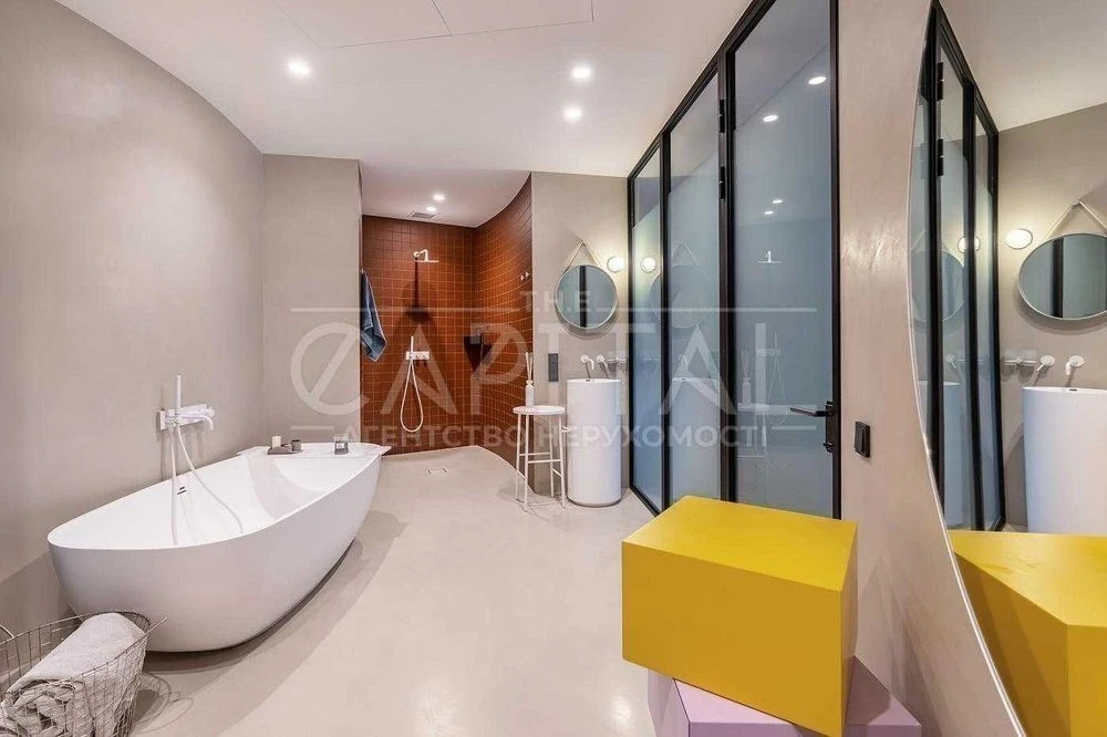 Designer apartment with parking in the residential complex Skyline, Ko