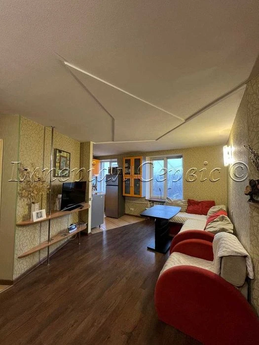 I am selling a 3-room apartment in the city center on Zaporizhia Street.