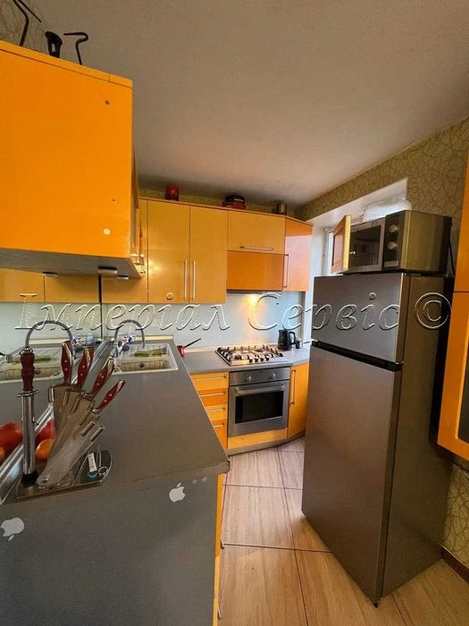 I am selling a 3-room apartment in the city center on Zaporizhia Street.