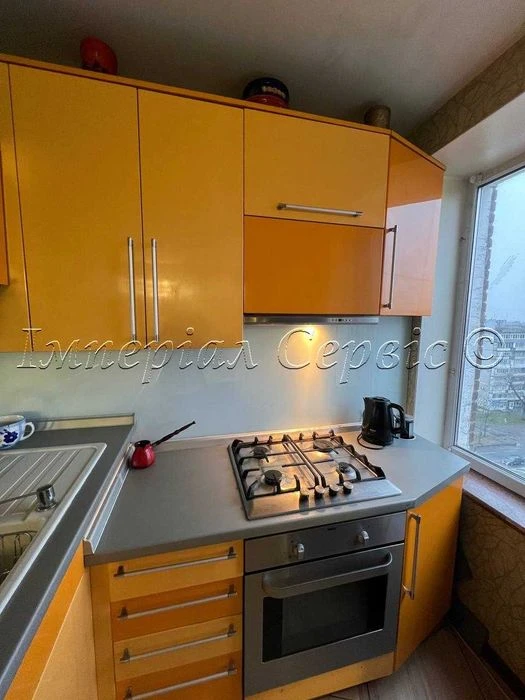 I am selling a 3-room apartment in the city center on Zaporizhia Street.