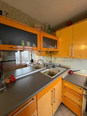 I am selling a 3-room apartment in the city center on Zaporizhia Street.