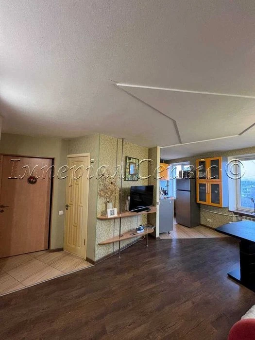I am selling a 3-room apartment in the city center on Zaporizhia Street.