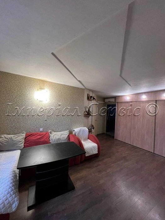 I am selling a 3-room apartment in the city center on Zaporizhia Street.