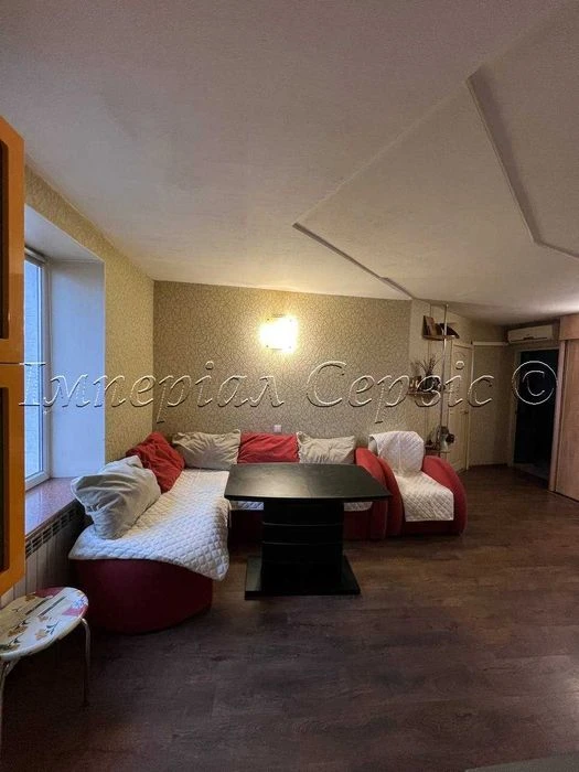 I am selling a 3-room apartment in the city center on Zaporizhia Street.