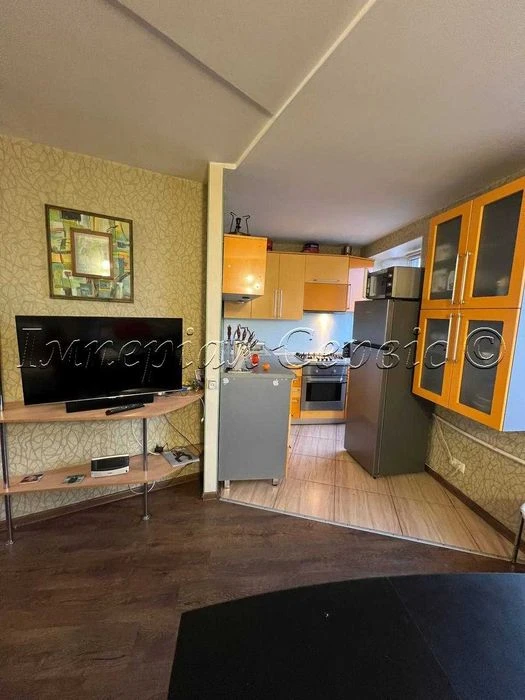 I am selling a 3-room apartment in the city center on Zaporizhia Street.