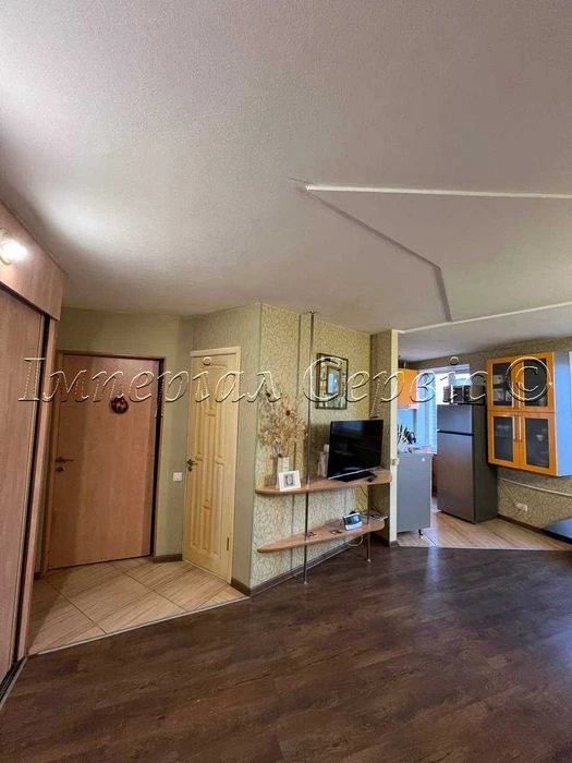 I am selling a 3-room apartment in the city center on Zaporizhia Street.