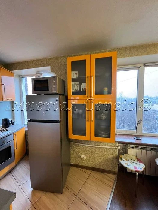 I am selling a 3-room apartment in the city center on Zaporizhia Street.