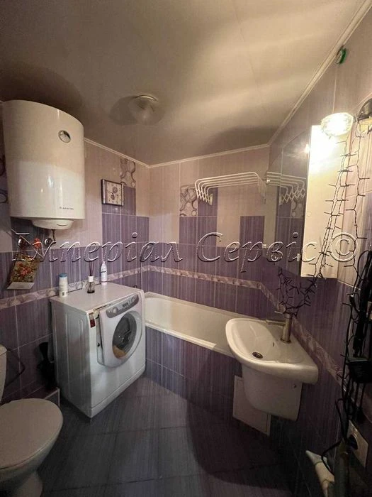 I am selling a 3-room apartment in the city center on Zaporizhia Street.