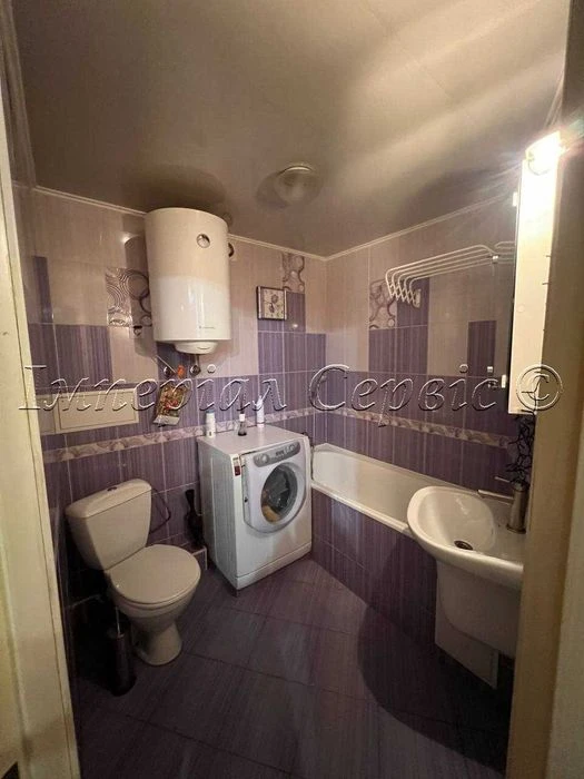 I am selling a 3-room apartment in the city center on Zaporizhia Street.