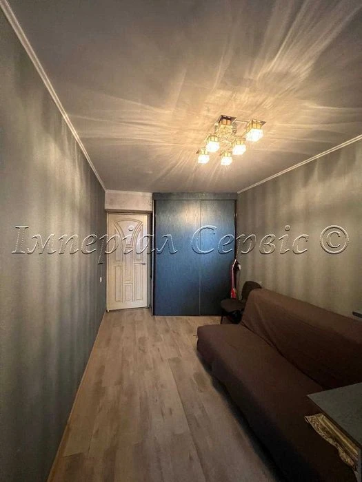 I am selling a 3-room apartment in the city center on Zaporizhia Street.