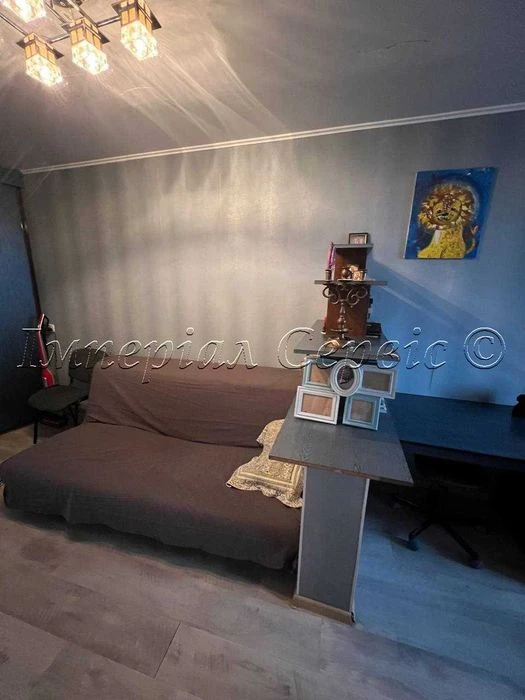 I am selling a 3-room apartment in the city center on Zaporizhia Street.