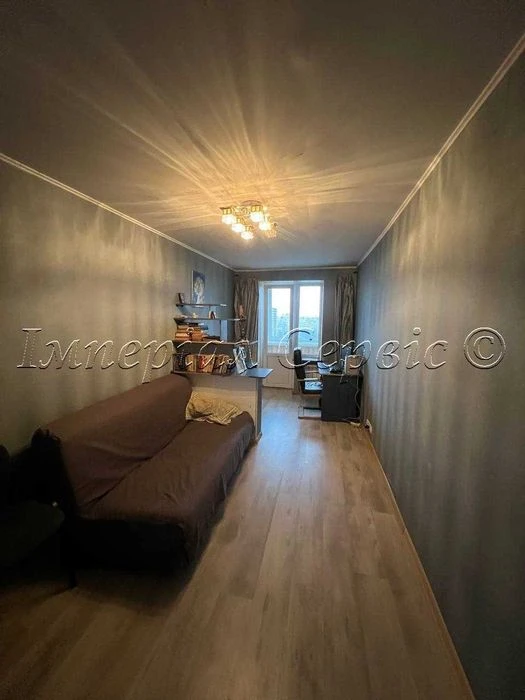 I am selling a 3-room apartment in the city center on Zaporizhia Street.