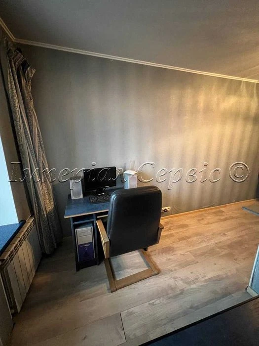 I am selling a 3-room apartment in the city center on Zaporizhia Street.