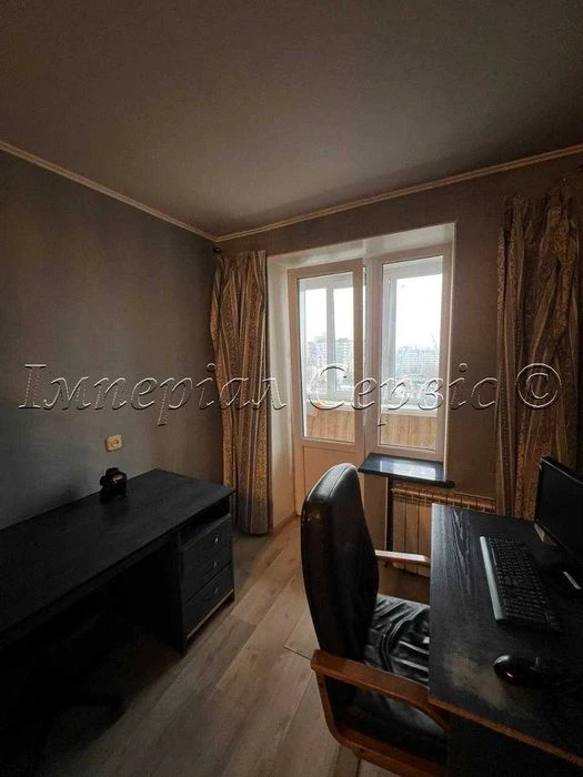 I am selling a 3-room apartment in the city center on Zaporizhia Street.