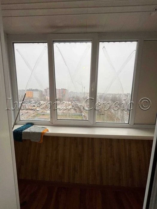 I am selling a 3-room apartment in the city center on Zaporizhia Street.