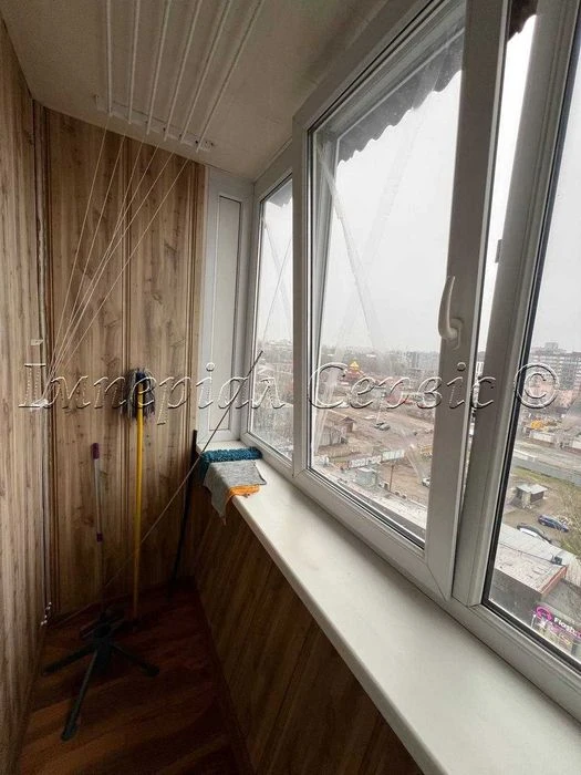I am selling a 3-room apartment in the city center on Zaporizhia Street.