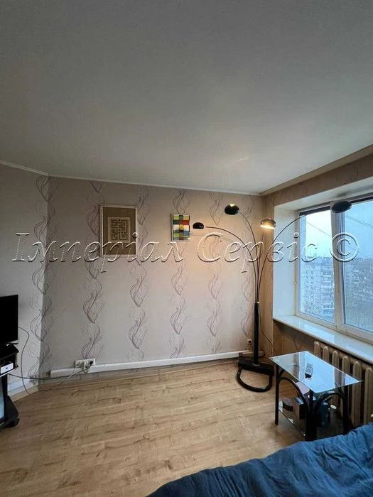 I am selling a 3-room apartment in the city center on Zaporizhia Street.