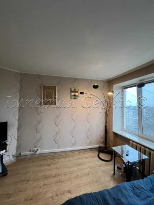 I am selling a 3-room apartment in the city center on Zaporizhia Street.