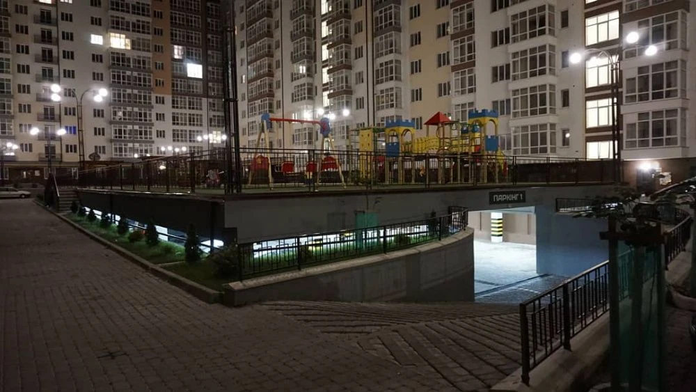 Здана, Центр,Трикімнатна,  ліфт працює, (Бандери-Сахарова)
