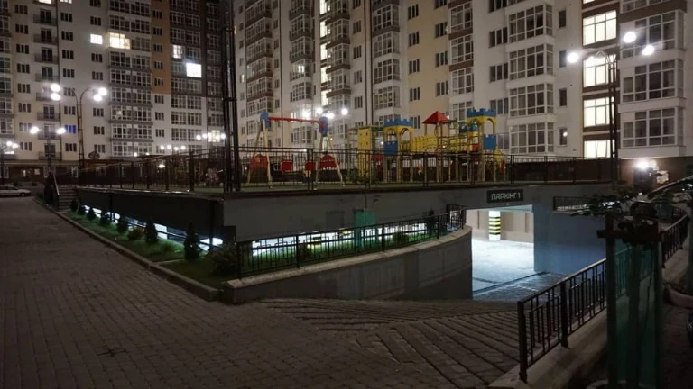 Здана, Центр,Трикімнатна,  ліфт працює, (Бандери-Сахарова)