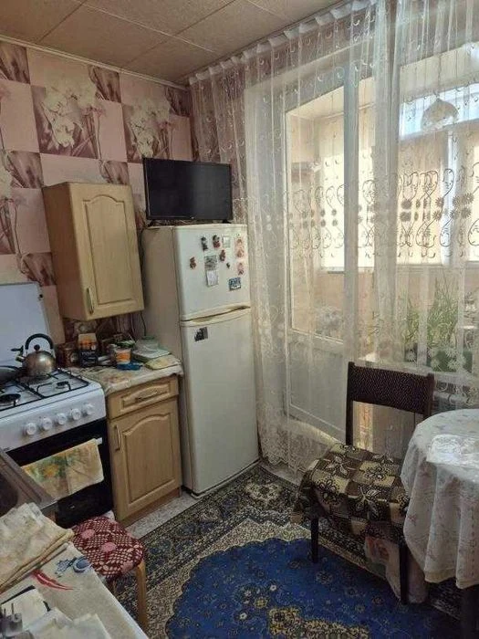 Selling a one-room apartment with an improved layout and two balconies.