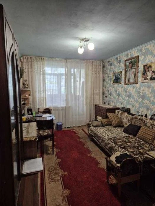 Selling a one-room apartment with an improved layout and two balconies.