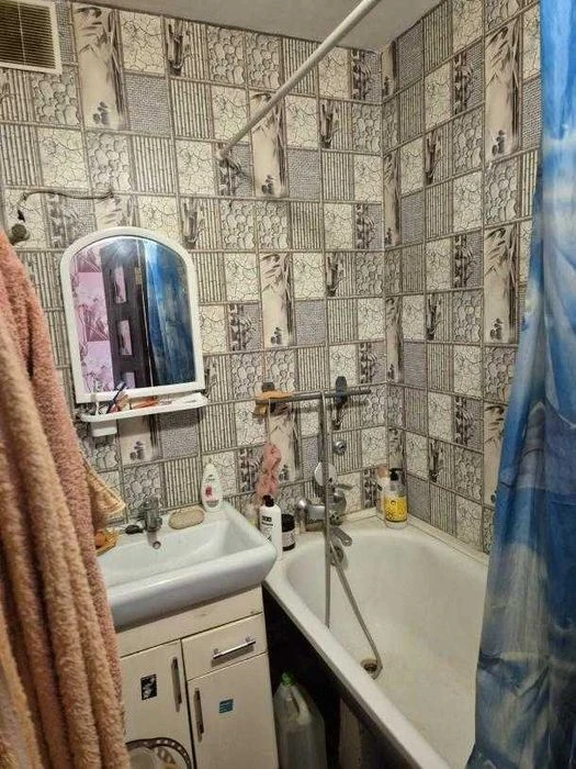 Selling a one-room apartment with an improved layout and two balconies.