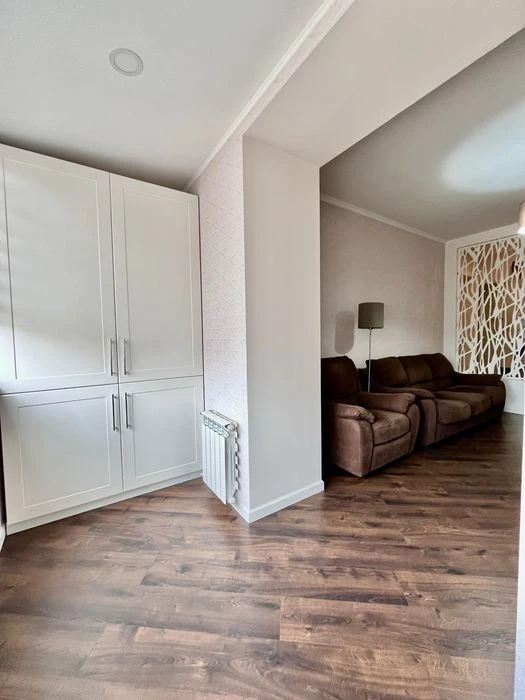 2-room apartment for sale in the Small Market area.