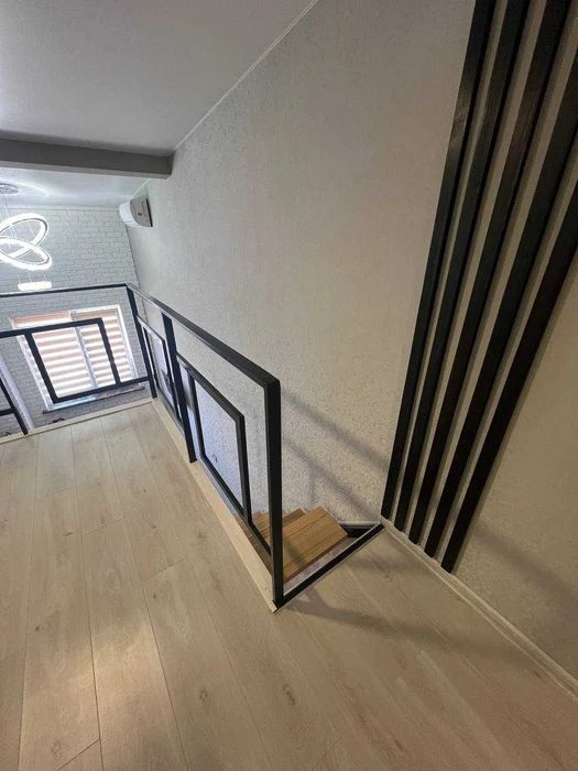 For sale 1 room apartment in the Parkovy Kvartal residential complex, 2 levels, new renovation, 45 rooms.