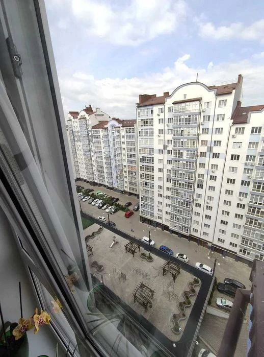 Продается 2 ком квартира + кухня-студия, 75м2.