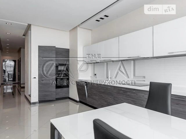 Sale of 4-room apartment 176 sq. m. on Andriy Verkhoglyada St. 9 • I