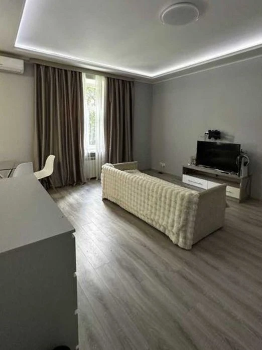 For sale 3-room apartment in a Stalinist building in Pechersk, Chygorina St., 5
