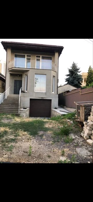 House in Arcadia, here is the owner