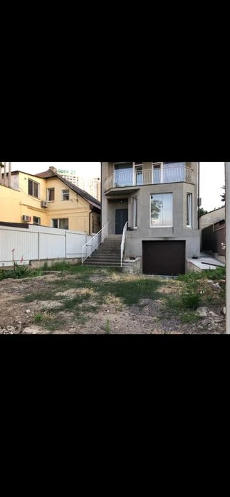 House in Arcadia, here is the owner
