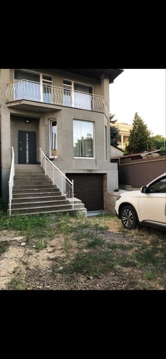 House in Arcadia, here is the owner