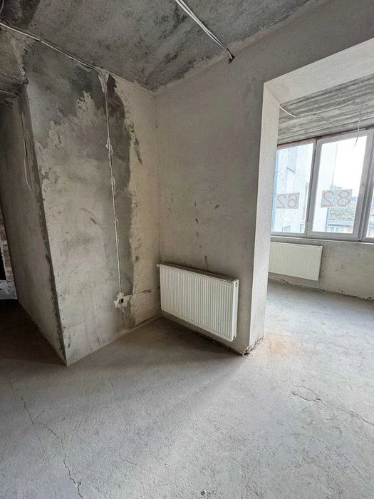 Продам квартиру в центрі з частковим ремонтом