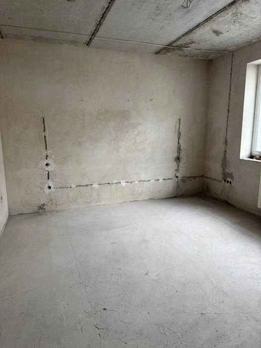 Продам квартиру в центрі з частковим ремонтом