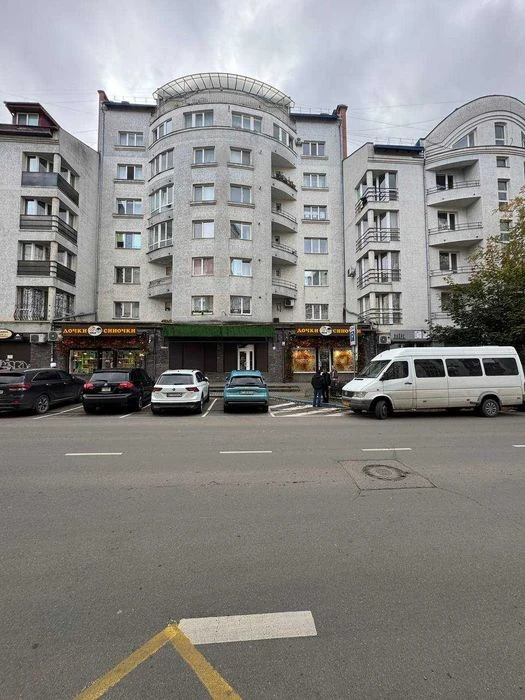 Продам квартиру в центрі з частковим ремонтом