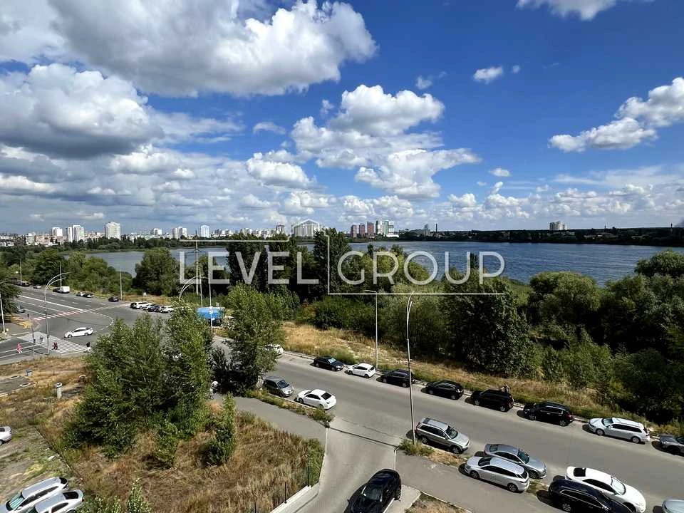 Квартира. Київ, Ревуцького вул., (Будинок)