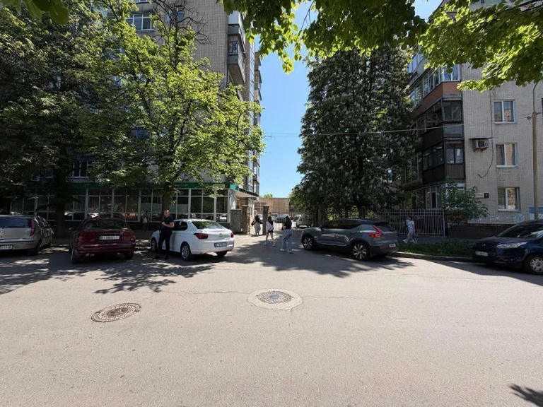 Центр міста. 2 поверх. 82м2. Частковий ремонт. Цегляний буди