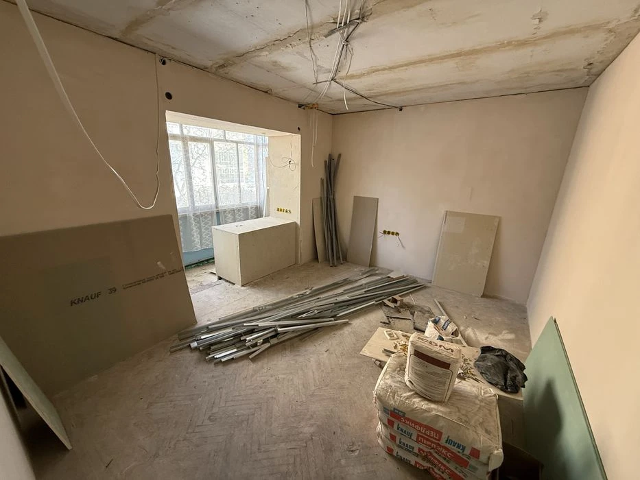 Центр міста. 2 поверх. 82м2. Частковий ремонт. Цегляний буди