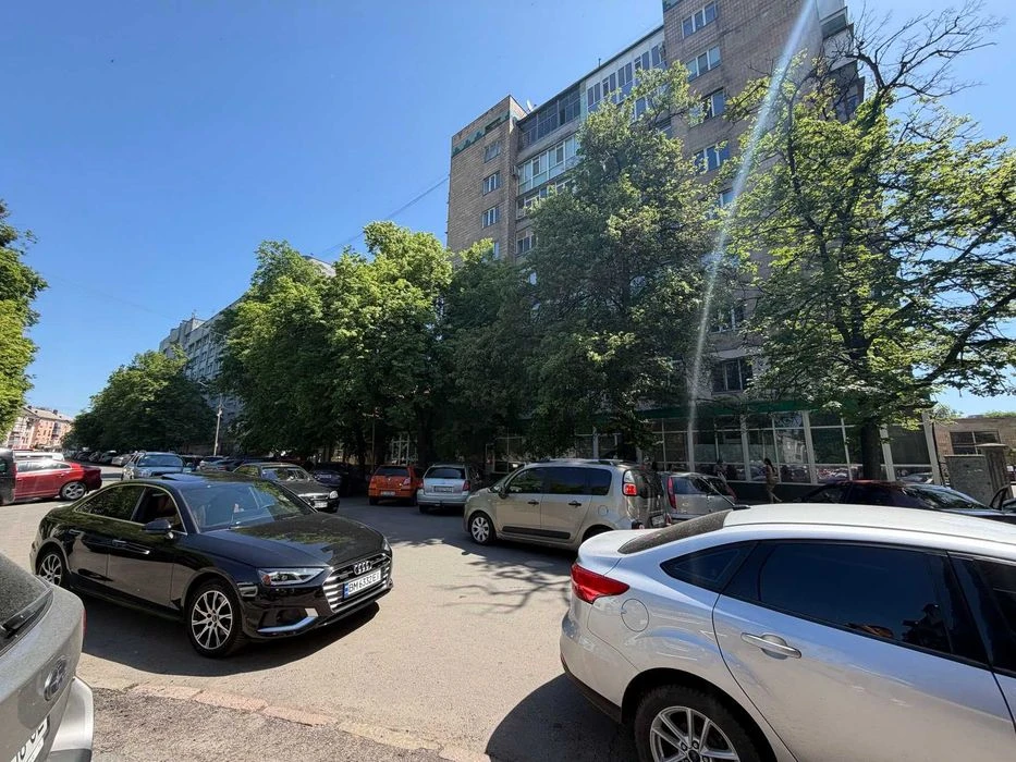 Центр міста. 2 поверх. 82м2. Частковий ремонт. Цегляний буди